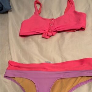 Body glove coral link and purple bikini set size medium top and small bottom